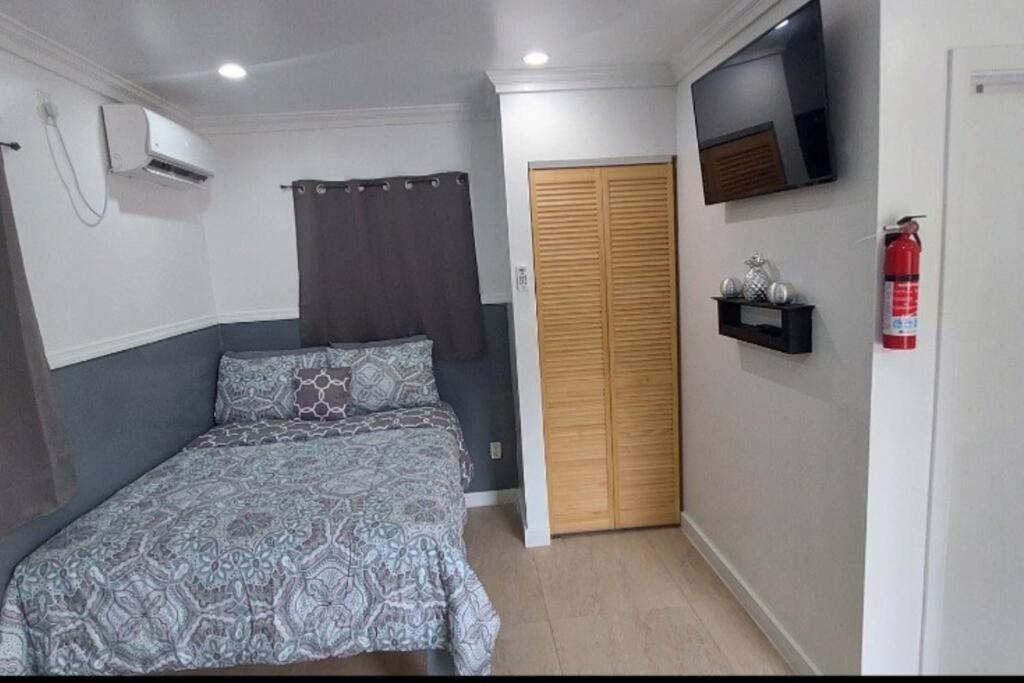 Appartamento Budget & Basic In Local Neighborhood, 7Min Drive To Downtown Nassau Beach Paradise Esterno foto