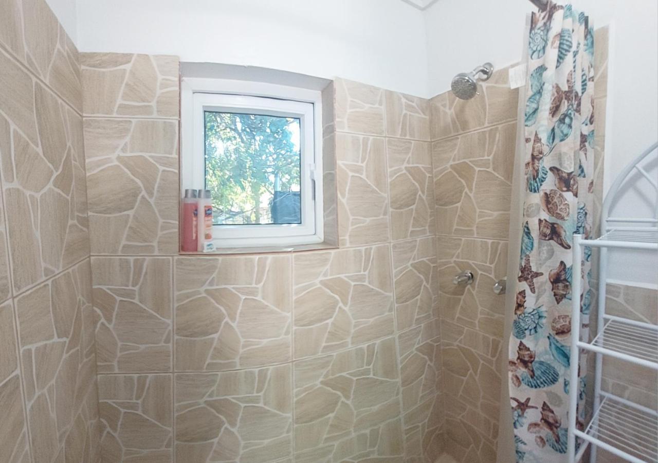 Appartamento Budget & Basic In Local Neighborhood, 7Min Drive To Downtown Nassau Beach Paradise Esterno foto